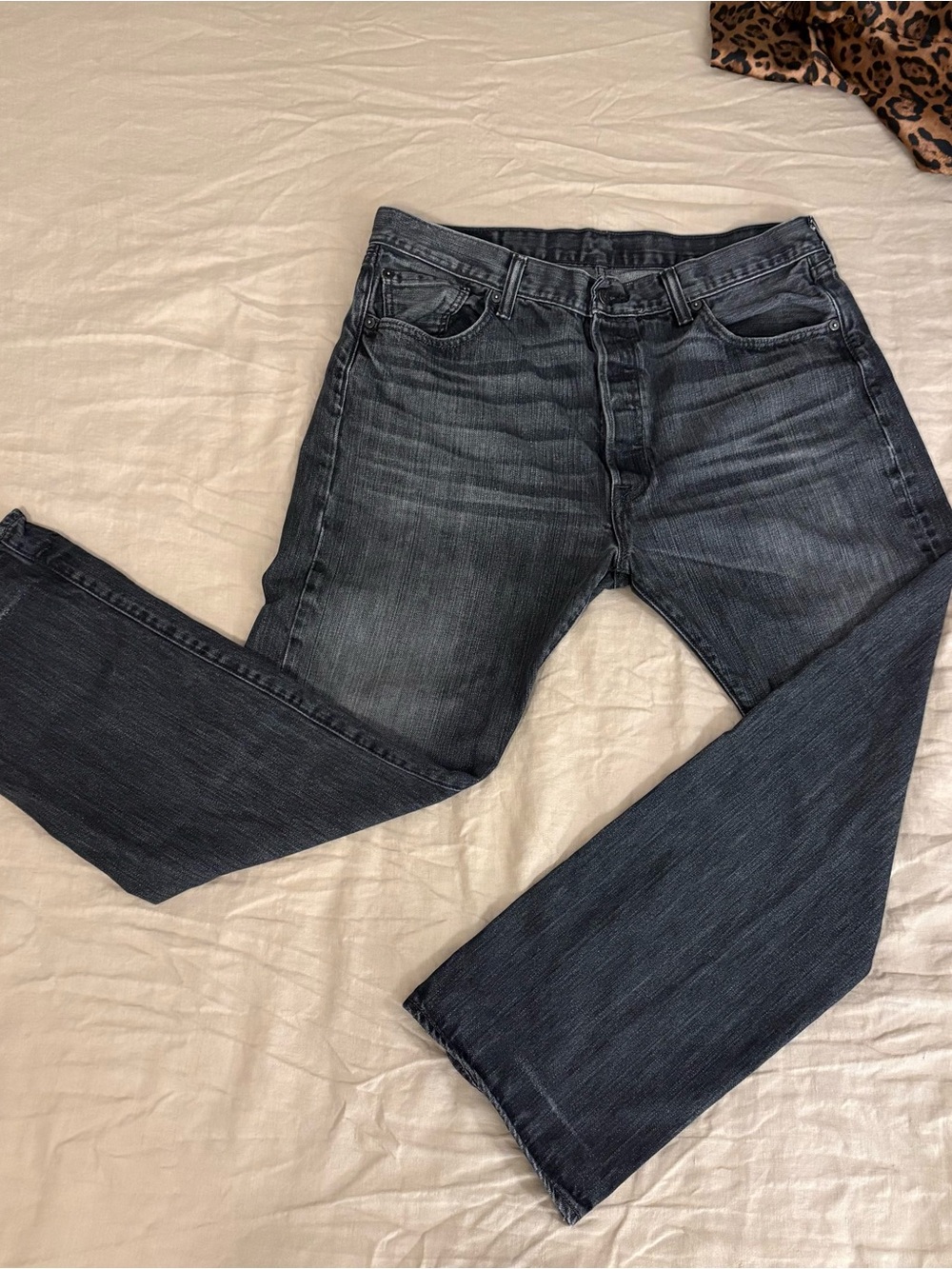 Men's Dark Wash Straight-Leg Jeans - Distressed Black